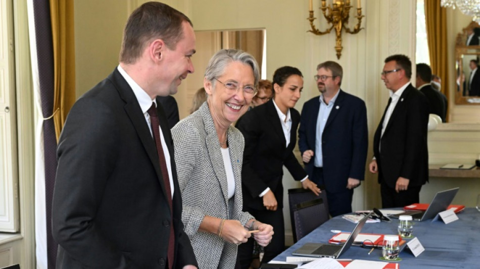 Prudente "reprise de contact" des syndicats &agrave; Matignon, les retraites en surplomb