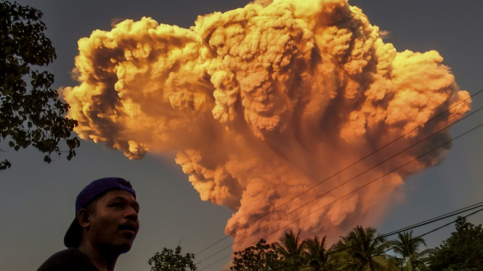 Alerta m&aacute;xima por volc&aacute;n en erupci&oacute;n en Indonesia