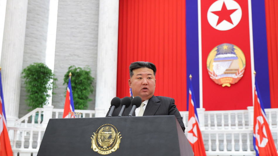 Kim, 'rafforzare senza limitazioni le forze nucleari'