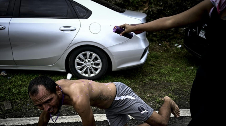 Fieles paname&ntilde;os se arrastran por la calle para venerar al Cristo Negro