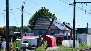 Quatro mortos, incluindo dois menores, em colis&atilde;o entre trem e transporte escolar na B&eacute;lgica