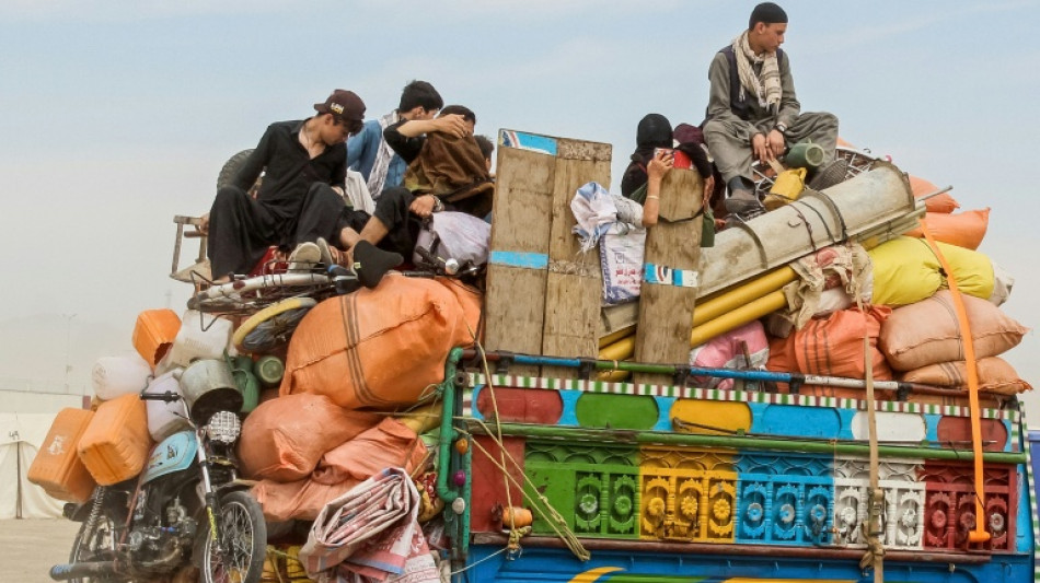 Pakistán afirma que más de 100.000 afganos abandonaron el país en abril por la campaña de expulsiones