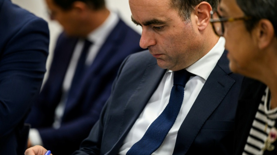 Novo premi&ecirc; franc&ecirc;s revoga supress&atilde;o de feriados e faz aceno &agrave; esquerda