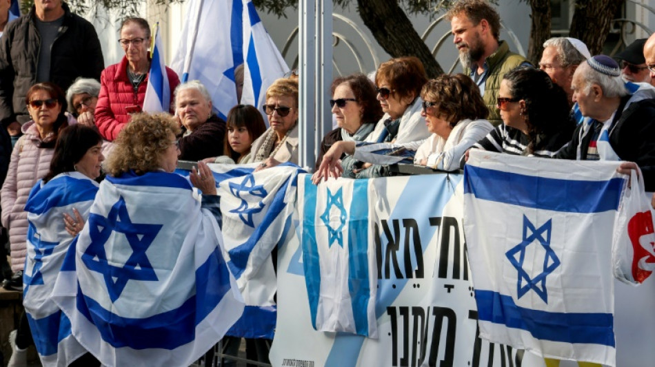 Emotion aux obs&egrave;ques d'un otage franco-isra&eacute;lien dans le kibboutz martyr de Nir Oz