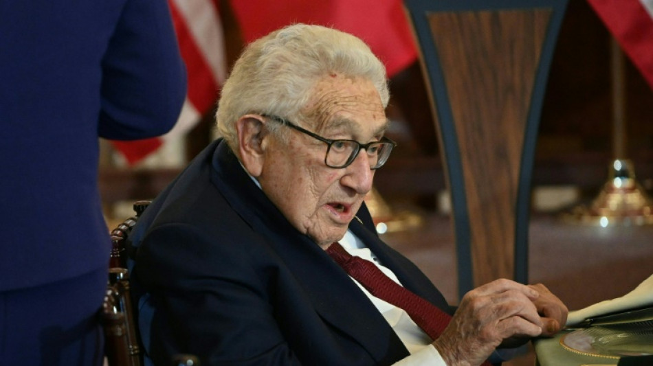 Chefe da diplomacia chinesa afirma a Kissinger que &eacute; 'imposs&iacute;vel conter" o pa&iacute;s