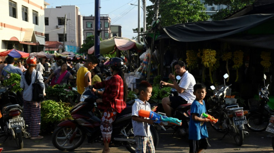 La Birmanie marque la f&ecirc;te de l'eau dans les ruines du s&eacute;isme