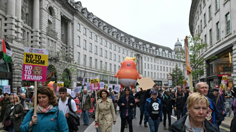 Milhares de manifestantes protestam em Londres contra visita de Trump