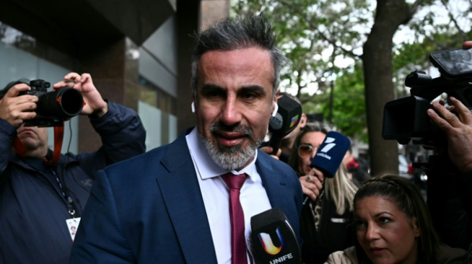 Defensa pide la absoluci&oacute;n de un m&eacute;dico de Maradona, el "chivo expiatorio" del juicio por su muerte