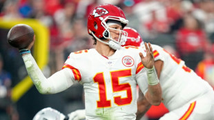 Mahomes sets total yards record as Chiefs secure AFC top seed