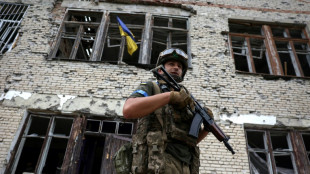 Ukraine: dans un village lib&eacute;r&eacute;, le drapeau ukrainien et des cadavres russes