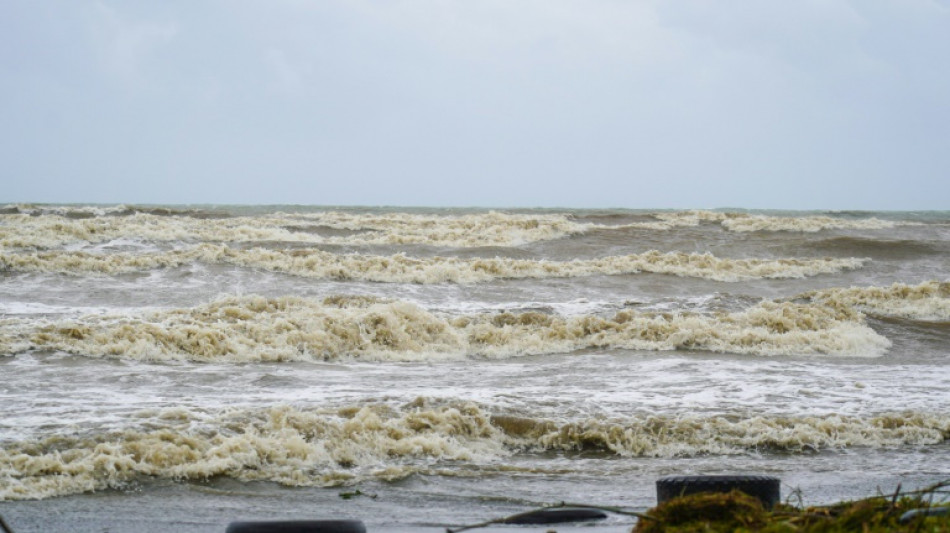 Ernesto se convierte en huracán tras dejar fuertes lluvias en Puerto Rico
