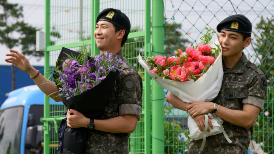 Deux membres de BTS accueillis entre cris et larmes par leurs fans à leur départ de l'armée