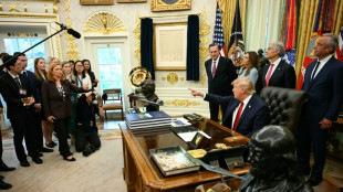 Trump pro&iacute;be acesso &agrave; Casa Branca para CNN, MS NOW e Politico