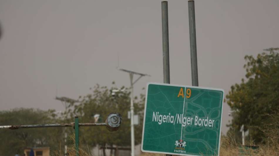 A la fronti&egrave;re du Niger, les Nig&eacute;rians &eacute;touff&eacute;s par la crise &eacute;conomique et l'ins&eacute;curit&eacute;