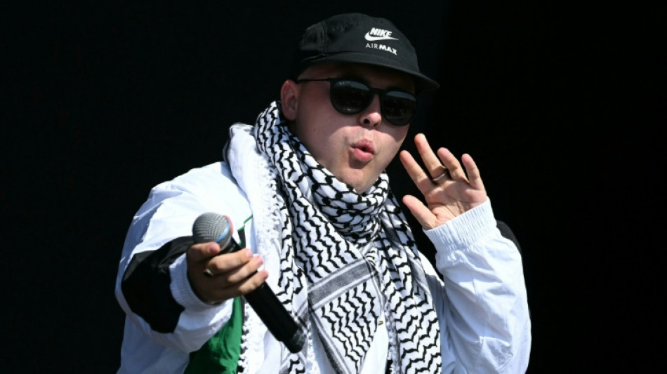 Un rappeur du trio nord-irlandais Kneecap compara&icirc;t &agrave; Londres, accus&eacute; de soutien au Hezbollah