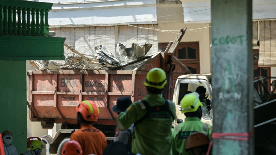 M&aacute;s de 60 muertos por el colapso de una escuela en Indonesia