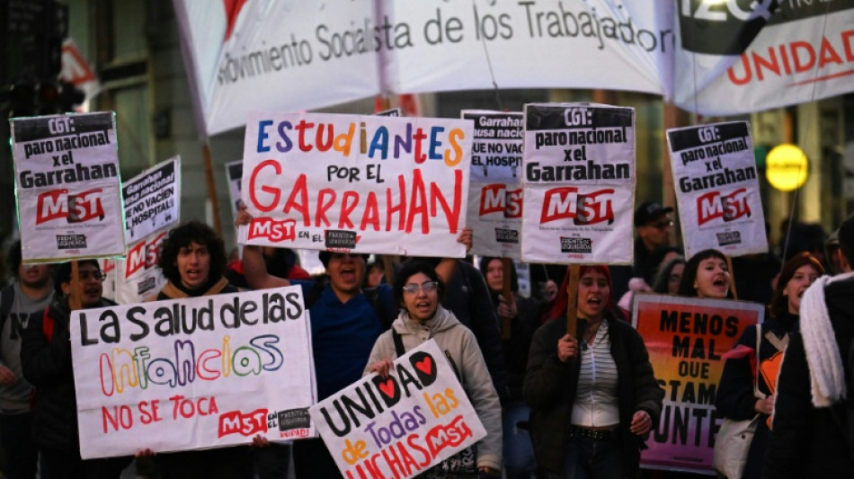 Miles de personas protestan en Argentina por los recortes en el sistema de salud p&uacute;blica