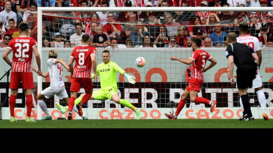 Kampl winner lifts Leipzig's Champions League hopes
