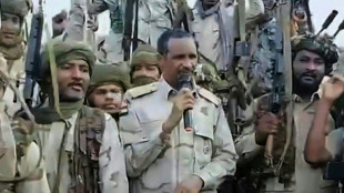 L&iacute;der dos paramilitares do Sud&atilde;o faz primeira apari&ccedil;&atilde;o p&uacute;blica desde o come&ccedil;o do conflito