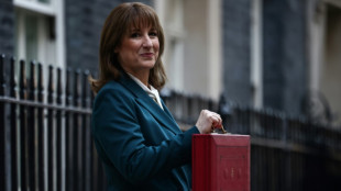 Governo britânico anuncia aumentos de impostos para acalmar os mercados