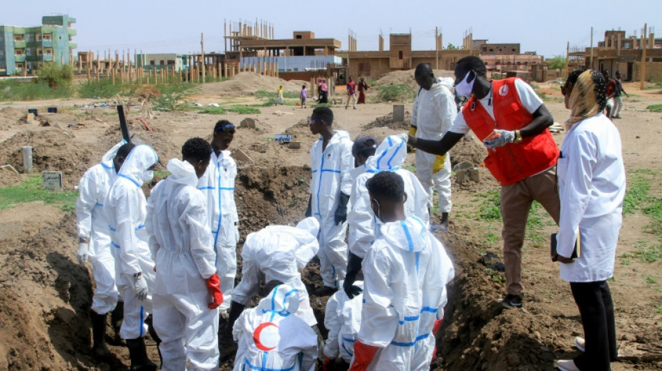 Soudan: Khartoum déterre ses morts pour leur rendre  "dignité"