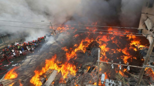 Incendio en un mercado de ropa de la capital de Banglad&eacute;s