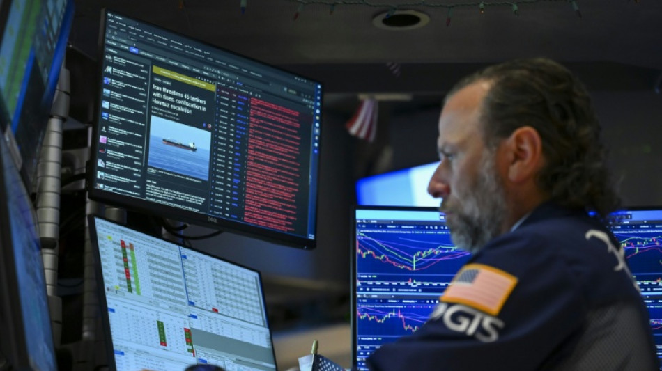 Wall Street ouvre en l&eacute;g&egrave;re hausse, port&eacute;e par un r&eacute;pit sur le p&eacute;trole et les taux