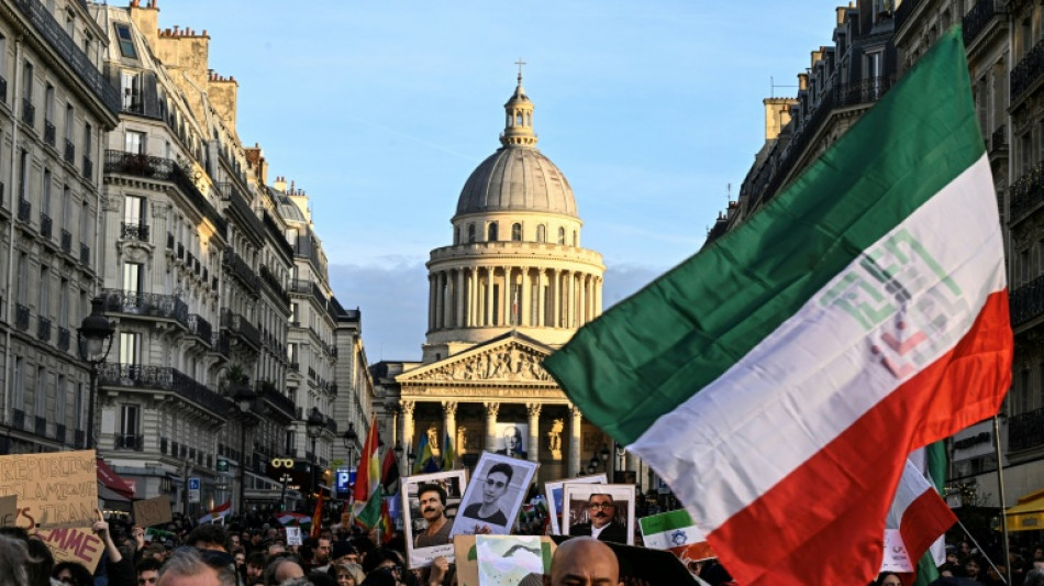 Malgr&eacute; la r&eacute;pression en Iran, l'espoir en &eacute;tendard dans les manifestations en France