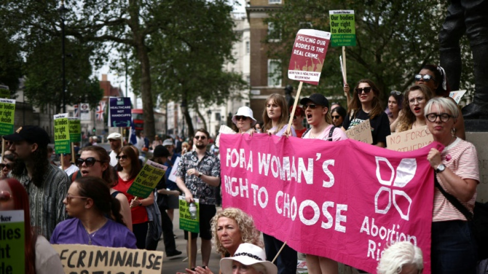 Deputados britânicos descriminalizam o aborto após o prazo