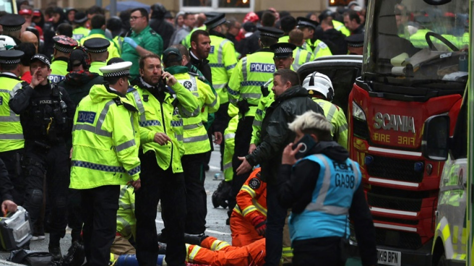 Quatro pessoas em estado grave após atropelamento durante comemorações do Liverpool