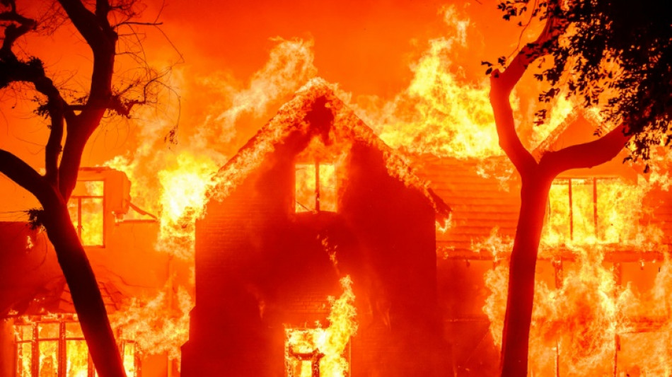 Dos muertos y varios heridos por voraces incendios forestales alrededor de Los &Aacute;ngeles