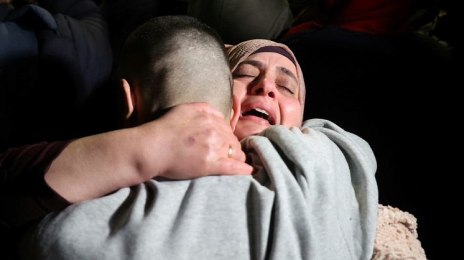 Pr&egrave;s de Ramallah, larmes de joie et embrassades pour les Palestiniens lib&eacute;r&eacute;s par Isra&euml;l