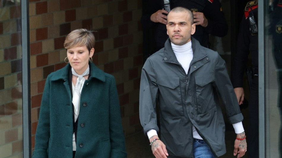 Dani Alves sale en libertad provisional en Espa&ntilde;a tras pagar una millonaria fianza