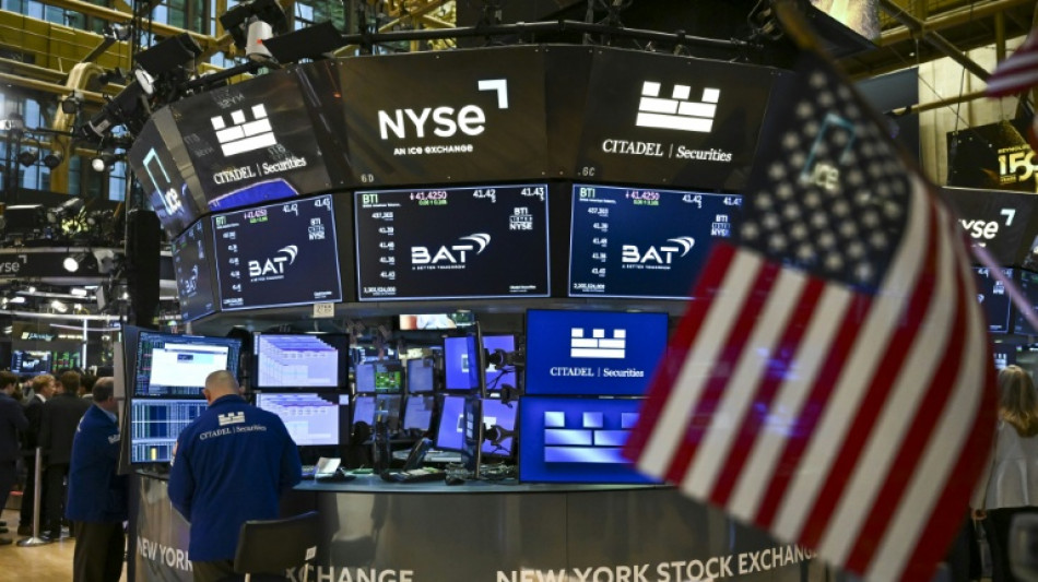 Wall Street en net recul, lest&eacute;e par des r&eacute;sultats d'entreprise