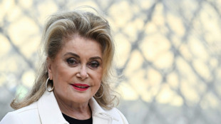 Catherine Deneuve rinde homenaje a Marilyn Monroe en un libro de fotograf&iacute;as