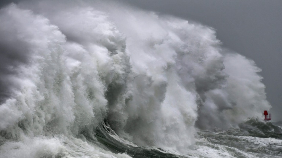 De fortes vagues attendues dans l'ouest, trois départements en vigilance orange samedi
