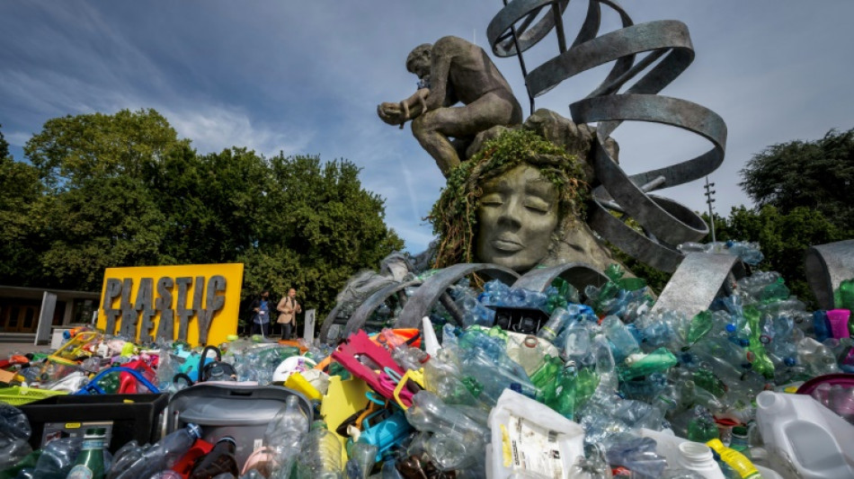 Devant le siège européen de l'ONU, une sculpture du "Penseur" dénonce le fardeau du plastique
