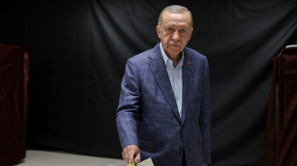Elections en Turquie: forte mobilisation des citoyens pour un scrutin serr&eacute;