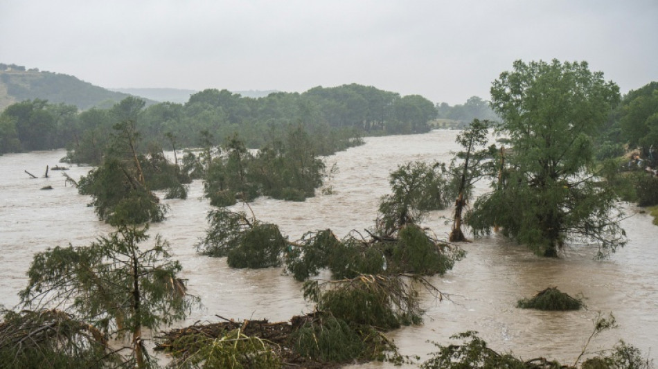 Inundaciones en Texas dejan al menos 13 muertos y buscan a 23 ni&ntilde;as