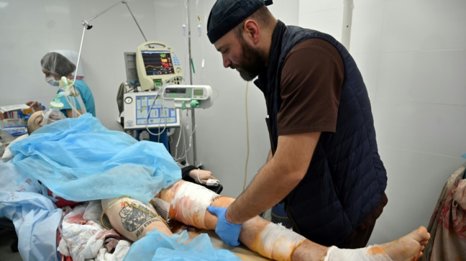 A Kiev, des soldats ukrainiens miracul&eacute;s de la pluie de bombes russes