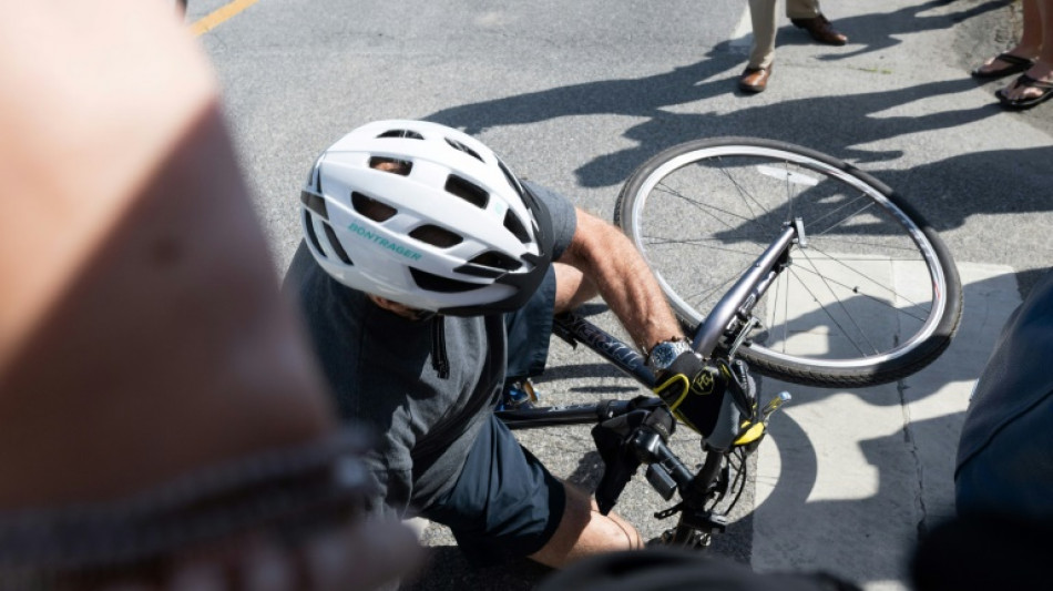 Biden sufre ca&iacute;da sin consecuencias al tratar de bajarse de su bicicleta