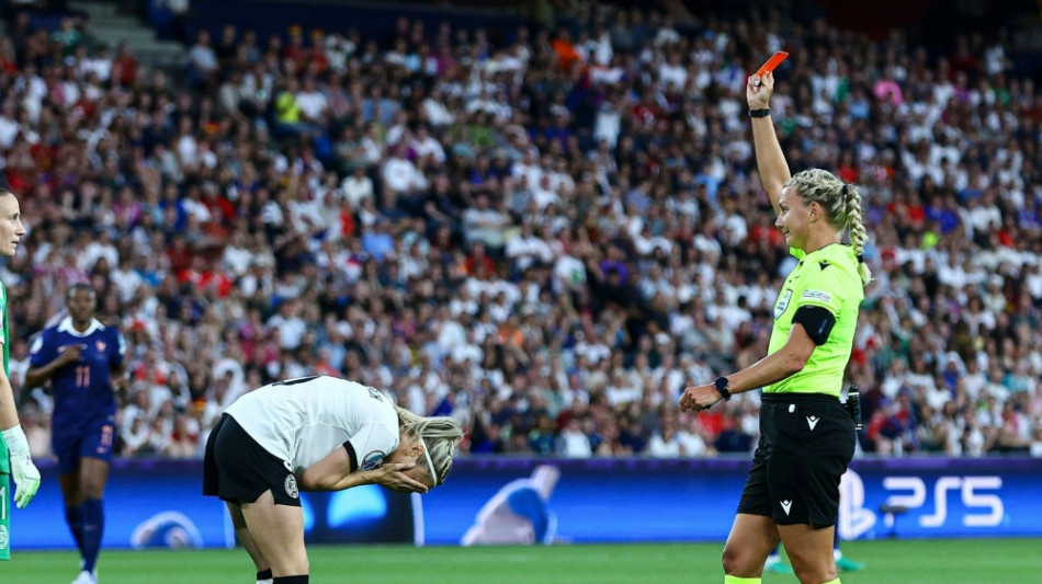 Schock für DFB-Frauen: Rot für Hendrich, Linder verletzt