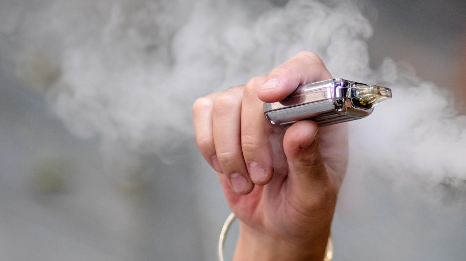 Prima e-cig sotto i 13 anni e allarme per bustine di nicotina sul web