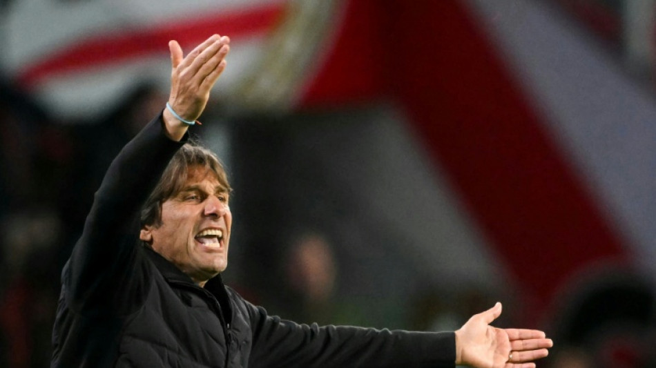 Antonio Conte &eacute; suspenso por 2 jogos por insultar equipe de arbitragem