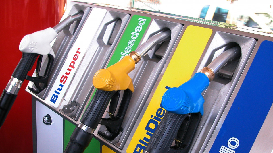 Qe, crescono prezzi benzina, self a 1,718 euro