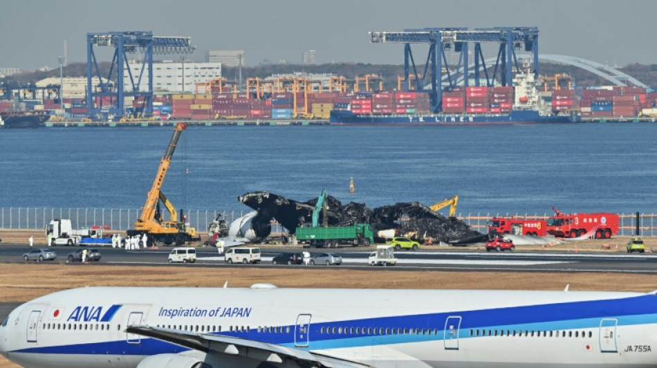 Comienza la remoci&oacute;n de los restos de un avi&oacute;n siniestrado en el aeropuerto de Jap&oacute;n
