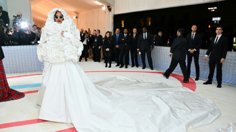 A l'extravagant gala du Met de New York, les stars de la mode et du showbiz c&eacute;l&egrave;brent Lagerfeld