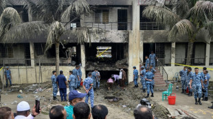 Crash d'un avion militaire sur une &eacute;cole au Bangladesh: le bilan monte &agrave; 27 morts