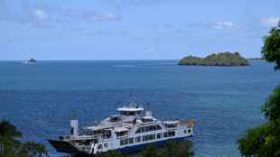 La barge, lien incontournable mais mis &agrave; mal par le cyclone &agrave; Mayotte