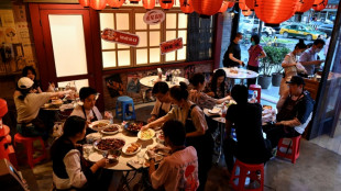 Covid en Chine: les P&eacute;kinois f&ecirc;tent la r&eacute;ouverture des restaurants